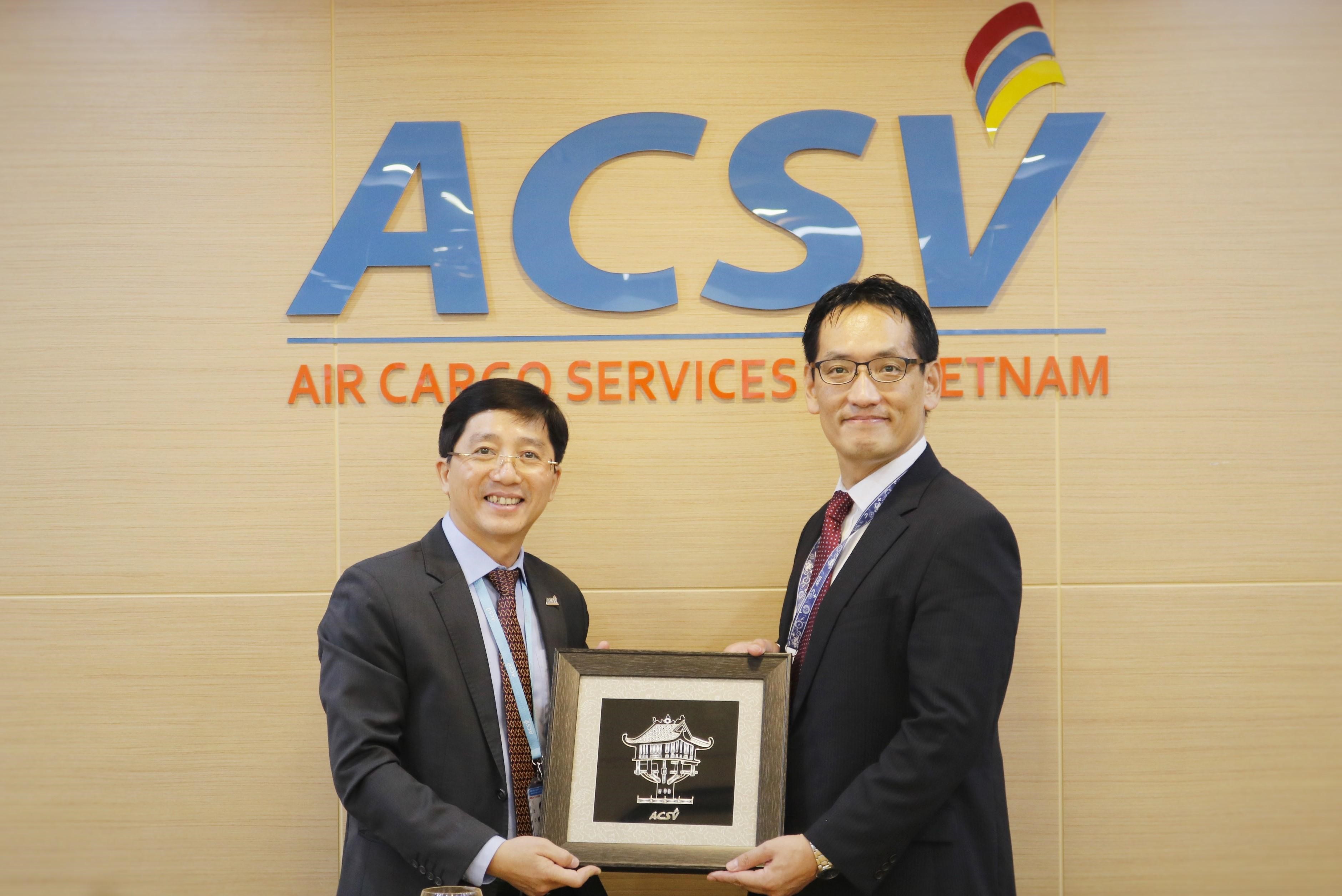 CHIA TAY ÔNG SHIGA YASUZUKI – TRƯỞNG ĐẠI DIỆN HÃNG HÀNG KHÔNG ALL NIPPON AIRWAYS TẠI SÂN BAY QUỐC TẾ NỘI BÀI